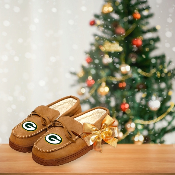 Men\'s Official NFL Green Bay Packers Warm and Comfy Faux Fur Moccasin Slippers main image 4